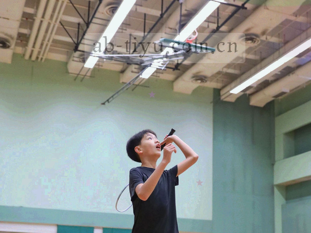 三块抽象屏幕由光线连接的几何示意，无品牌标识